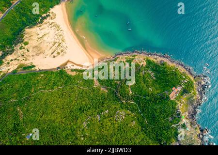 Belle baie vue d'en haut le matin ensoleillé comme une carte miniature du Vietnam près du phare Dai Lanh, Phu yen, Vietnam Banque D'Images