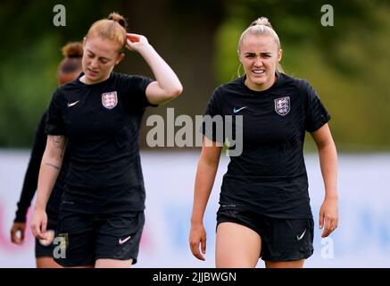 Georgia Stanway (à droite) pendant une séance d'entraînement au Lensbury Resort, Teddington. Date de la photo: Lundi 25 juillet 2022. Banque D'Images