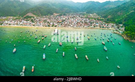 Dai Lanh village de pêcheurs vu d'en haut avec des centaines de bateaux ancrés pour éviter les tempêtes, c'est une belle baie à Nha Trang, Vietnam Banque D'Images