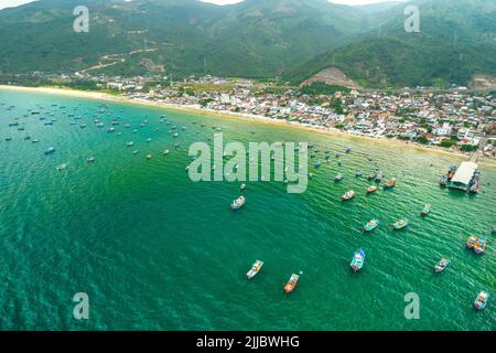 Dai Lanh village de pêcheurs vu d'en haut avec des centaines de bateaux ancrés pour éviter les tempêtes, c'est une belle baie à Nha Trang, Vietnam Banque D'Images