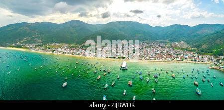 Dai Lanh village de pêcheurs vu d'en haut avec des centaines de bateaux ancrés pour éviter les tempêtes, c'est une belle baie à Nha Trang, Vietnam Banque D'Images