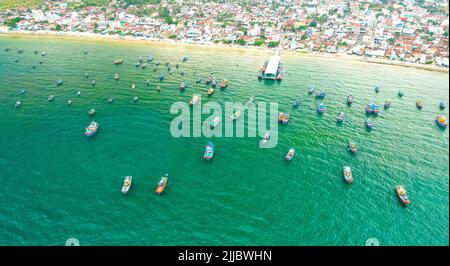 Dai Lanh village de pêcheurs vu d'en haut avec des centaines de bateaux ancrés pour éviter les tempêtes, c'est une belle baie à Nha Trang, Vietnam Banque D'Images