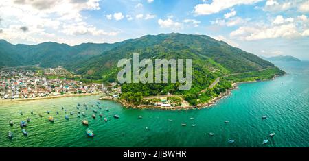 Dai Lanh village de pêcheurs vu d'en haut avec des centaines de bateaux ancrés pour éviter les tempêtes, c'est une belle baie à Nha Trang, Vietnam Banque D'Images