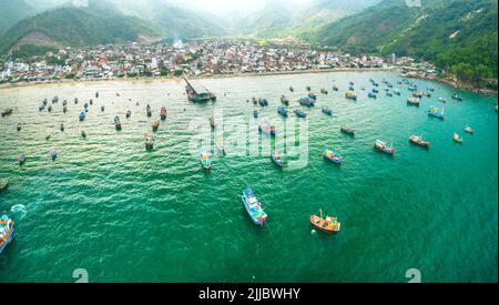 Dai Lanh village de pêcheurs vu d'en haut avec des centaines de bateaux ancrés pour éviter les tempêtes, c'est une belle baie à Nha Trang, Vietnam Banque D'Images