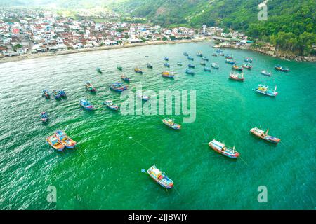 Dai Lanh village de pêcheurs vu d'en haut avec des centaines de bateaux ancrés pour éviter les tempêtes, c'est une belle baie à Nha Trang, Vietnam Banque D'Images