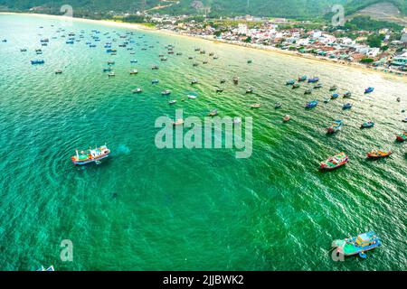 Dai Lanh village de pêcheurs vu d'en haut avec des centaines de bateaux ancrés pour éviter les tempêtes, c'est une belle baie à Nha Trang, Vietnam Banque D'Images