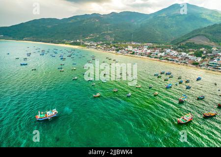 Dai Lanh village de pêcheurs vu d'en haut avec des centaines de bateaux ancrés pour éviter les tempêtes, c'est une belle baie à Nha Trang, Vietnam Banque D'Images