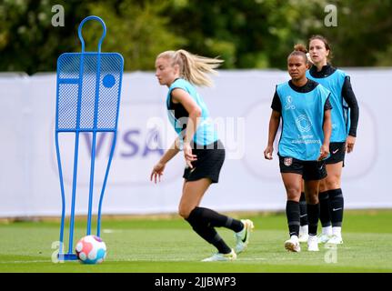 Nikita Parris (à droite) pendant une séance d'entraînement au Lensbury Resort, Teddington. Date de la photo: Lundi 25 juillet 2022. Banque D'Images