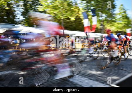 Paris, France, France. 24th juillet 2022. Illustration du pack de cavaliers pendant la Tour de France femmes avec Zwift, course cycliste 1, Paris Tour Eiffel aux champs-Elysées (81, 7 km) sur 24 juillet 2022 à Paris, France. (Image de crédit : © Matthieu Mirville/ZUMA Press Wire) Banque D'Images