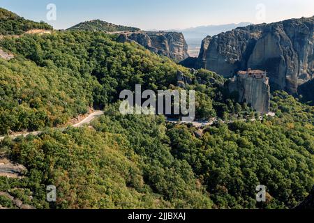 La vue sur le monastère de Rousanou situé sur les rochers de Meteora en Grèce Banque D'Images