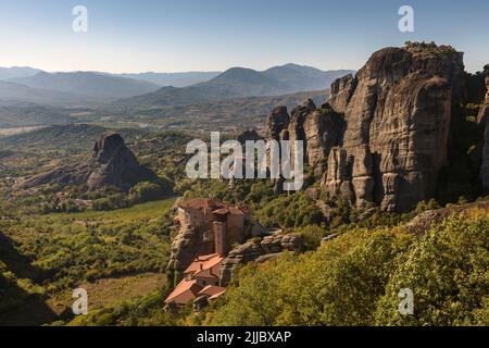 La vue sur le monastère de Rousanou situé sur les rochers de Meteora en Grèce Banque D'Images