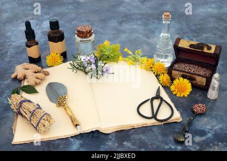 Païen guérison naturelle nettoyage plantes médecine. Herbes et fleurs pour les remèdes naturopathiques alternatifs. Bâton de sauge purifiant, carnet, Banque D'Images