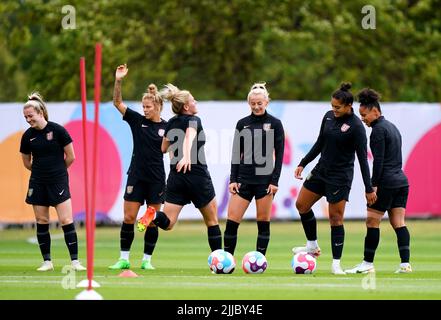 Chloe Kelly (au centre), Jess carter et demi Stokes, en Angleterre, lors d'une séance d'entraînement au Lensbury Resort, Teddington. Date de la photo: Lundi 25 juillet 2022. Banque D'Images