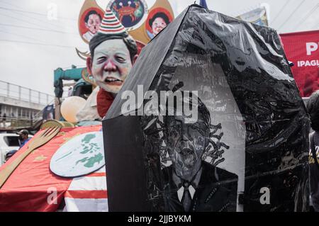 Une image déclinante et une effigie du président Ferdinand 'Bongbong' Marcos, homonyme et fils de l'ancien dictateur Ferdinand Marcos, Sr. Dans un cercueil lors d'une protestation massive de groupes et d'organisations progressistes lors de leur marche le long de l'avenue Commonwealth à Quezon City le lundi 25 juillet 2022. Marcos, Jr. Est sur le point de livrer aujourd'hui sa toute première adresse de l'État de la nation (SONA). Les manifestations massives appelées SONA du peuple (PSONA) se produisent simultanément dans tout le pays et dans plusieurs parties du monde, y compris aux États-Unis, au Canada et en Australie. (Photo de Larry Monserate Piojo/Sipa USA) Banque D'Images