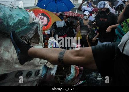 Les manifestants détruisent l'effigie du président Ferdinand 'Bongbong' Marcos, homonyme et fils de l'ancien dictateur Ferdinand Marcos, Sr. Lors d'une manifestation massive de groupes et d'organisations progressistes qui défilent le long de l'avenue Commonwealth à Quezon City le lundi 25 juillet 2022. Marcos, Jr. Est sur le point de livrer aujourd'hui sa toute première adresse de l'État de la nation (SONA). La manifestation massive appelée People's SONA (PSONA) se produit simultanément dans tout le pays et dans plusieurs parties du monde, y compris les États-Unis, le Canada et l'Australie. (Photo de Larry Monserate Piojo/Sipa USA) Banque D'Images