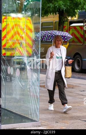 Fenêtre de magasin de détail en verre feuilleté fissurée, éclaboussée, endommagée et cassée dans Preston, Lancashire. Météo Royaume-Uni 256 juillet 2022. Un début de journée humide à Fishergate. Propriétés endommagées après une nuit de vandalisme dans Preston High Street, boutiques et boutiques dans le centre-ville lors d'une journée d'été. Crédit; MediaWorldImages/AlamyLiveNews Banque D'Images