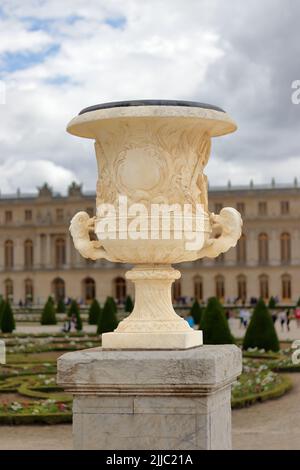 VERSAILLES / FRANCE - 16 juin 2019 : vase en marbre de style ancien dans les jardins du château de Versailles Banque D'Images