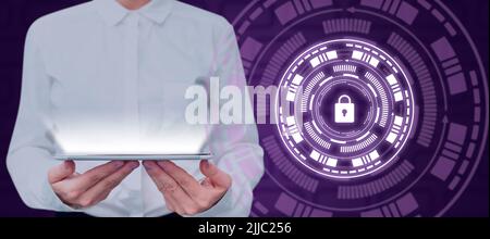 Femme d'affaires tenant une tablette par le Shield Protected Lock futuriste présentant la technologie moderne. Femme élégante présente des idées pour les données et le réseau Banque D'Images