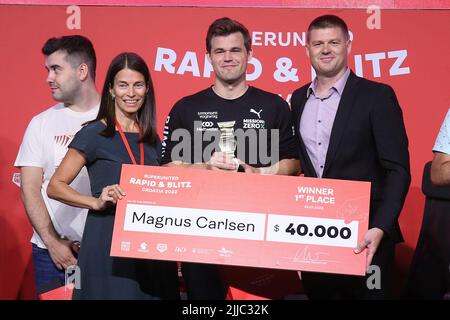 (220725) -- ZAGREB, 25 juillet (Xinhua) -- le gagnant Magnus Carlsen (2nd R) de Norvège pose des photos lors de la cérémonie de remise des prix de la série Grand Chess Tour à Zagreb, Croatie sur 24 juillet 2022. (Matija Habljak/PIXSELL via Xinhua) Banque D'Images