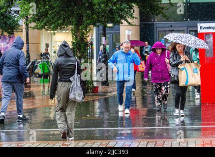 Dundee, Tayside, Écosse, Royaume-Uni. 25th juillet 2022. Météo au Royaume-Uni : la combinaison d'averses inattendues et lourdes et d'humidité a entraîné des températures supérieures à 18 °C dans certaines régions du nord-est de l'Écosse. Lundi matin, les clients sont pris hors de garde par les soupirs lourds dans le centre-ville de Dundee. Crédit : Dundee Photographics/Alamy Live News Banque D'Images