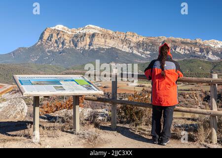 Vue sur le pic de Peña Montañesa depuis le point de vue ou 'Rios Trenzados' dans le village d'Ainsa, Huesca, Espagne Banque D'Images