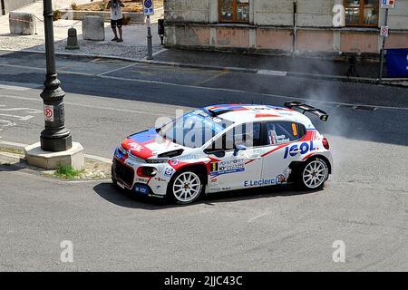 Le pilote Yoann Bonato et son copilote Benjamin Boulloud à bord de leur voiture Citroën C3 Rally2, lors de la phase Colle San Maro - Roccasecca du 1 Banque D'Images