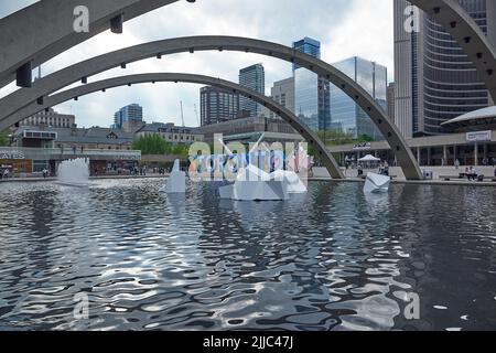 Le signe de Toronto de 3D dans Nathan Phillips Square à Toronto, Ontario, Canada Banque D'Images