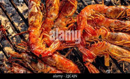 Crevettes grillées (crevettes géantes d'eau douce) au charbon de bois. Crevettes grillées sur un grill avec barbecue au charbon de bois. Gros plan des crevettes frites dans l'huile Banque D'Images