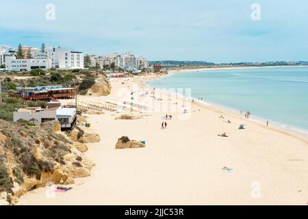Armacao de Pera Algarve Portugal. Belle vue sur l'océan Atlantique à l'heure de la journée et de la ville. Vidéos Full HD de haute qualité Banque D'Images