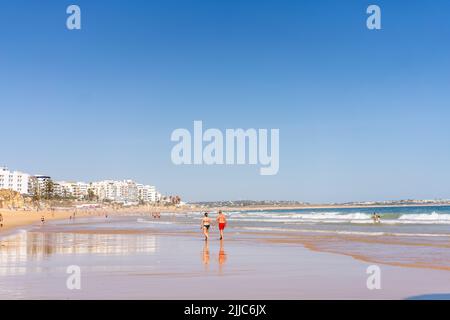 Armacao de Pera Algarve Portugal. Belle vue sur l'océan Atlantique à l'heure de la journée et de la ville. Vidéos Full HD de haute qualité Banque D'Images