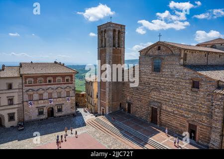 Vue imprenable sur la cathédrale de Montepulciano (Duomo di Montepulciano) sur la Piazza Grande, dans la ville de Montepulciano, en Toscane, en Italie Banque D'Images