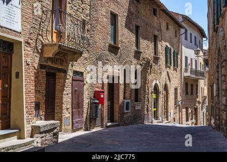 Rue étroite et sinueuse de via dell Erbe à Montepulciano, Toscane, Italie Banque D'Images