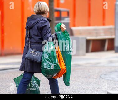 «M&S», Marks and Spencer lorry, Retail business store Delivery, marks and spencer, Preston, Royaume-Uni Banque D'Images