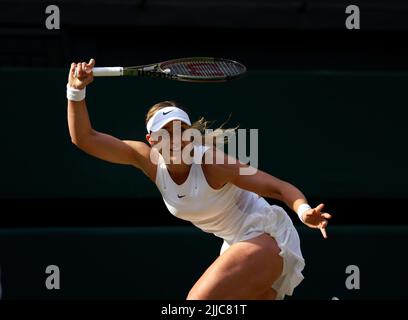 4 juillet 2022, All England Lawn tennis Club, Wimbledon, Londres, Royaume-Uni. La semence numéro 4 Paula Badosa d'Espagne lors de son quatrième match contre Simona Halep de Roumanie sur le Centre court à Wimbledon aujourd'hui. Halep a remporté le match en jeux droits. Banque D'Images