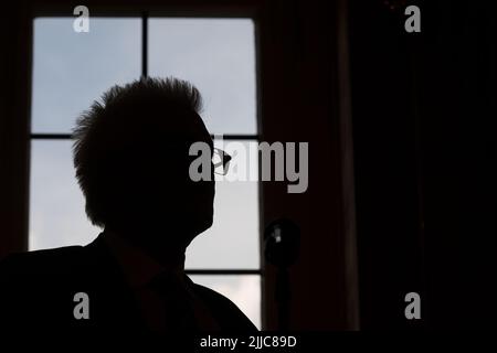 Stuttgart, Allemagne. 25th juillet 2022. Winfried Kretschmann (Bündnis 90/Die Grünen), ministre-président du Bade-Wurtemberg, participe à une conférence de presse au Nouveau Palais à la suite du sommet gazier du gouvernement d'État vert-noir. Kretschmann avait invité le nouveau château à se préparer à une éventuelle pénurie en automne et en hiver. Credit: Marijan Murat/dpa/Alamy Live News Banque D'Images