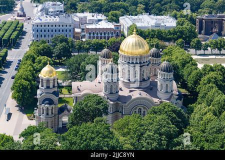 Dômes d'or et architecture néo-byzantine de l'extérieur de la Nativité du Christ Cathédrale orthodoxe vue d'en haut, Riga Lettonie Europe Banque D'Images