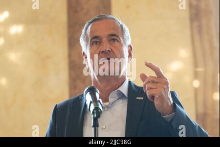 Stuttgart, Allemagne. 25th juillet 2022. Frank Mastiaux, Président du Conseil d'Administration d'Energie Baden-Württemberg AG (EnBW), participe à une conférence de presse au Nouveau Château à la suite du sommet gazier du gouvernement vert-noir de l'État. Kretschmann avait invité les gens à se préparer à une pénurie possible en automne et en hiver. Credit: Marijan Murat/dpa/Alamy Live News Banque D'Images