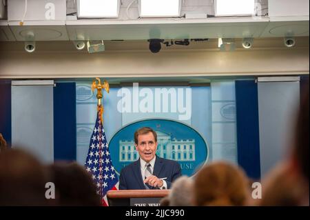 Le coordonnateur du Conseil de sécurité nationale, John Kirby, parle au cours de la réunion de presse quotidienne avec la secrétaire de presse, Karine Jean-Pierre, dans la salle d'information James Brady à la Maison Blanche à Washington, DC, mardi, 19 juillet 2022. Crédit: Bonnie Cash / Pool via CNP Banque D'Images