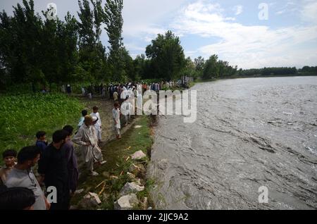 Peshawar, Pakistan, 24/07/2022, inondation dans la région de Mathura Shagai Hindkian Wazir Qila de Peshawar depuis sept heures du matin. Des barrages de sécurité devaient être construits à plusieurs endroits en vertu de la Loi, mais en raison de l'augmentation continue des inondations, les barrages de sécurité à trois endroits ont également été évacués. L'administration a déjà ouvert les déversements du barrage de Varsik, alors qu'elle était en Afghanistan et dans les zones tribales. En raison de la pluie continue depuis l'an dernier, l'eau s'est détournée vers les zones mentionnées pour lesquelles des mesures d'urgence sont nécessaires. (Photo de Hussain Ali/Pacific Press) Banque D'Images