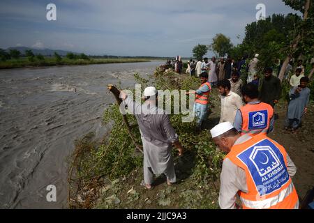 Peshawar, Pakistan, 24/07/2022, inondation dans la région de Mathura Shagai Hindkian Wazir Qila de Peshawar depuis sept heures du matin. Des barrages de sécurité devaient être construits à plusieurs endroits en vertu de la Loi, mais en raison de l'augmentation continue des inondations, les barrages de sécurité à trois endroits ont également été évacués. L'administration a déjà ouvert les déversements du barrage de Varsik, alors qu'elle était en Afghanistan et dans les zones tribales. En raison de la pluie continue depuis l'an dernier, l'eau s'est détournée vers les zones mentionnées pour lesquelles des mesures d'urgence sont nécessaires. (Photo de Hussain Ali/Pacific Press) Banque D'Images