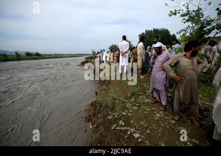 Peshawar, Pakistan, 24/07/2022, inondation dans la région de Mathura Shagai Hindkian Wazir Qila de Peshawar depuis sept heures du matin. Des barrages de sécurité devaient être construits à plusieurs endroits en vertu de la Loi, mais en raison de l'augmentation continue des inondations, les barrages de sécurité à trois endroits ont également été évacués. L'administration a déjà ouvert les déversements du barrage de Varsik, alors qu'elle était en Afghanistan et dans les zones tribales. En raison de la pluie continue depuis l'an dernier, l'eau s'est détournée vers les zones mentionnées pour lesquelles des mesures d'urgence sont nécessaires. (Photo de Hussain Ali/Pacific Press) Banque D'Images