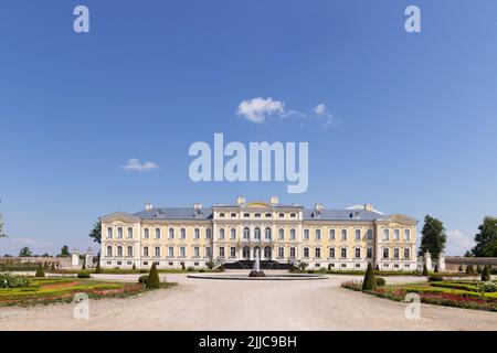 Palais Rundale, Lettonie ; un palais baroque de 18th siècles construit par Ernst Johann von Biron en 1700s, aujourd'hui musée et jardin, Lettonie, Europe Banque D'Images