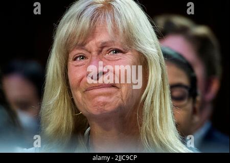 La conseiller municipal de Highland Park, Annette Lidawer, pleure tout en écoutant Philip T. Smith, fondateur et président de la National African American Gun Association, faire des remarques en faveur d'armes comme l'AR-15 et s'exprimer contre les interdictions de l'AR-15âs, Au cours d'une audience du Comité sénatorial de la magistrature pour examiner l'attaque de Highland Park, en mettant l'accent sur la protection de nos communautés contre les fusillades de masse, dans l'immeuble du Bureau du Sénat Hart à Washington, DC, mercredi, 20 juillet 2022. Crédit: Rod Lamkey / CNP Banque D'Images