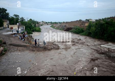 Peshawar, Pakistan, 24/07/2022, inondation dans la région de Mathura Shagai Hindkian Wazir Qila de Peshawar depuis sept heures du matin. Des barrages de sécurité devaient être construits à plusieurs endroits en vertu de la Loi, mais en raison de l'augmentation continue des inondations, les barrages de sécurité à trois endroits ont également été évacués. L'administration a déjà ouvert les déversements du barrage de Varsik, alors qu'elle était en Afghanistan et dans les zones tribales. En raison de la pluie continue depuis l'an dernier, l'eau s'est détournée vers les zones mentionnées pour lesquelles des mesures d'urgence sont nécessaires. (Photo de Hussain Ali/Pacific Press) Banque D'Images