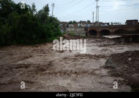 Peshawar, Pakistan, 24/07/2022, inondation dans la région de Mathura Shagai Hindkian Wazir Qila de Peshawar depuis sept heures du matin. Des barrages de sécurité devaient être construits à plusieurs endroits en vertu de la Loi, mais en raison de l'augmentation continue des inondations, les barrages de sécurité à trois endroits ont également été évacués. L'administration a déjà ouvert les déversements du barrage de Varsik, alors qu'elle était en Afghanistan et dans les zones tribales. En raison de la pluie continue depuis l'an dernier, l'eau s'est détournée vers les zones mentionnées pour lesquelles des mesures d'urgence sont nécessaires. (Photo de Hussain Ali/Pacific Press) Banque D'Images