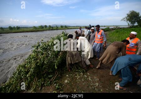 Peshawar, Pakistan, 24/07/2022, inondation dans la région de Mathura Shagai Hindkian Wazir Qila de Peshawar depuis sept heures du matin. Des barrages de sécurité devaient être construits à plusieurs endroits en vertu de la Loi, mais en raison de l'augmentation continue des inondations, les barrages de sécurité à trois endroits ont également été évacués. L'administration a déjà ouvert les déversements du barrage de Varsik, alors qu'elle était en Afghanistan et dans les zones tribales. En raison de la pluie continue depuis l'an dernier, l'eau s'est détournée vers les zones mentionnées pour lesquelles des mesures d'urgence sont nécessaires. (Photo de Hussain Ali/Pacific Press) Banque D'Images