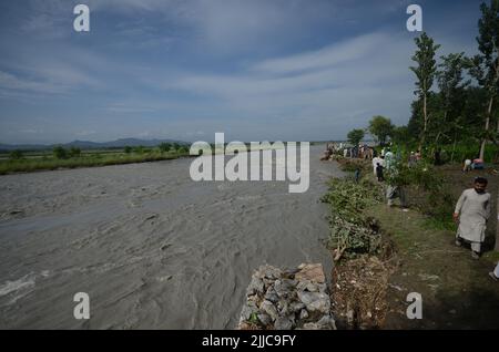 Peshawar, Pakistan, 24/07/2022, inondation dans la région de Mathura Shagai Hindkian Wazir Qila de Peshawar depuis sept heures du matin. Des barrages de sécurité devaient être construits à plusieurs endroits en vertu de la Loi, mais en raison de l'augmentation continue des inondations, les barrages de sécurité à trois endroits ont également été évacués. L'administration a déjà ouvert les déversements du barrage de Varsik, alors qu'elle était en Afghanistan et dans les zones tribales. En raison de la pluie continue depuis l'an dernier, l'eau s'est détournée vers les zones mentionnées pour lesquelles des mesures d'urgence sont nécessaires. (Photo de Hussain Ali/Pacific Press) Banque D'Images