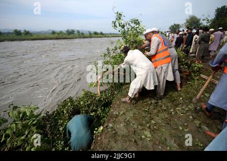 Peshawar, Pakistan, 24/07/2022, inondation dans la région de Mathura Shagai Hindkian Wazir Qila de Peshawar depuis sept heures du matin. Des barrages de sécurité devaient être construits à plusieurs endroits en vertu de la Loi, mais en raison de l'augmentation continue des inondations, les barrages de sécurité à trois endroits ont également été évacués. L'administration a déjà ouvert les déversements du barrage de Varsik, alors qu'elle était en Afghanistan et dans les zones tribales. En raison de la pluie continue depuis l'an dernier, l'eau s'est détournée vers les zones mentionnées pour lesquelles des mesures d'urgence sont nécessaires. (Photo de Hussain Ali/Pacific Press) Banque D'Images