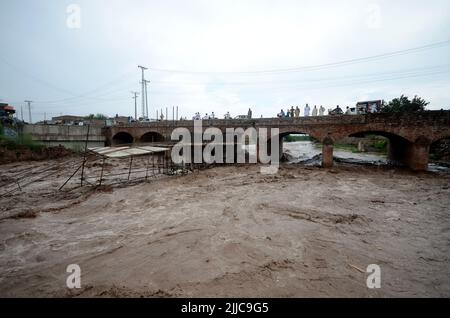 Peshawar, Pakistan, 24/07/2022, inondation dans la région de Mathura Shagai Hindkian Wazir Qila de Peshawar depuis sept heures du matin. Des barrages de sécurité devaient être construits à plusieurs endroits en vertu de la Loi, mais en raison de l'augmentation continue des inondations, les barrages de sécurité à trois endroits ont également été évacués. L'administration a déjà ouvert les déversements du barrage de Varsik, alors qu'elle était en Afghanistan et dans les zones tribales. En raison de la pluie continue depuis l'an dernier, l'eau s'est détournée vers les zones mentionnées pour lesquelles des mesures d'urgence sont nécessaires. (Photo de Hussain Ali/Pacific Press) Banque D'Images