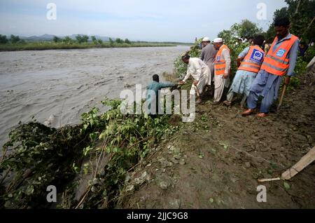 Peshawar, Pakistan, 24/07/2022, inondation dans la région de Mathura Shagai Hindkian Wazir Qila de Peshawar depuis sept heures du matin. Des barrages de sécurité devaient être construits à plusieurs endroits en vertu de la Loi, mais en raison de l'augmentation continue des inondations, les barrages de sécurité à trois endroits ont également été évacués. L'administration a déjà ouvert les déversements du barrage de Varsik, alors qu'elle était en Afghanistan et dans les zones tribales. En raison de la pluie continue depuis l'an dernier, l'eau s'est détournée vers les zones mentionnées pour lesquelles des mesures d'urgence sont nécessaires. (Photo de Hussain Ali/Pacific Press) Banque D'Images